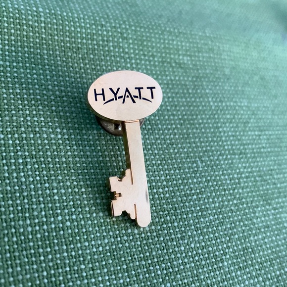 Four hotel chain lapel pins. - Picture 3 of 5
